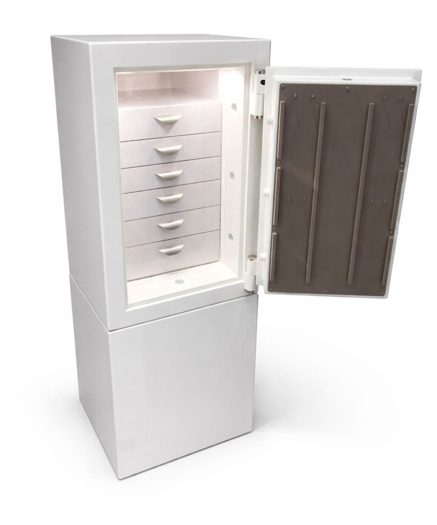 Traum-Safe---Metropolitan-II-24-with-neckalce-plate-